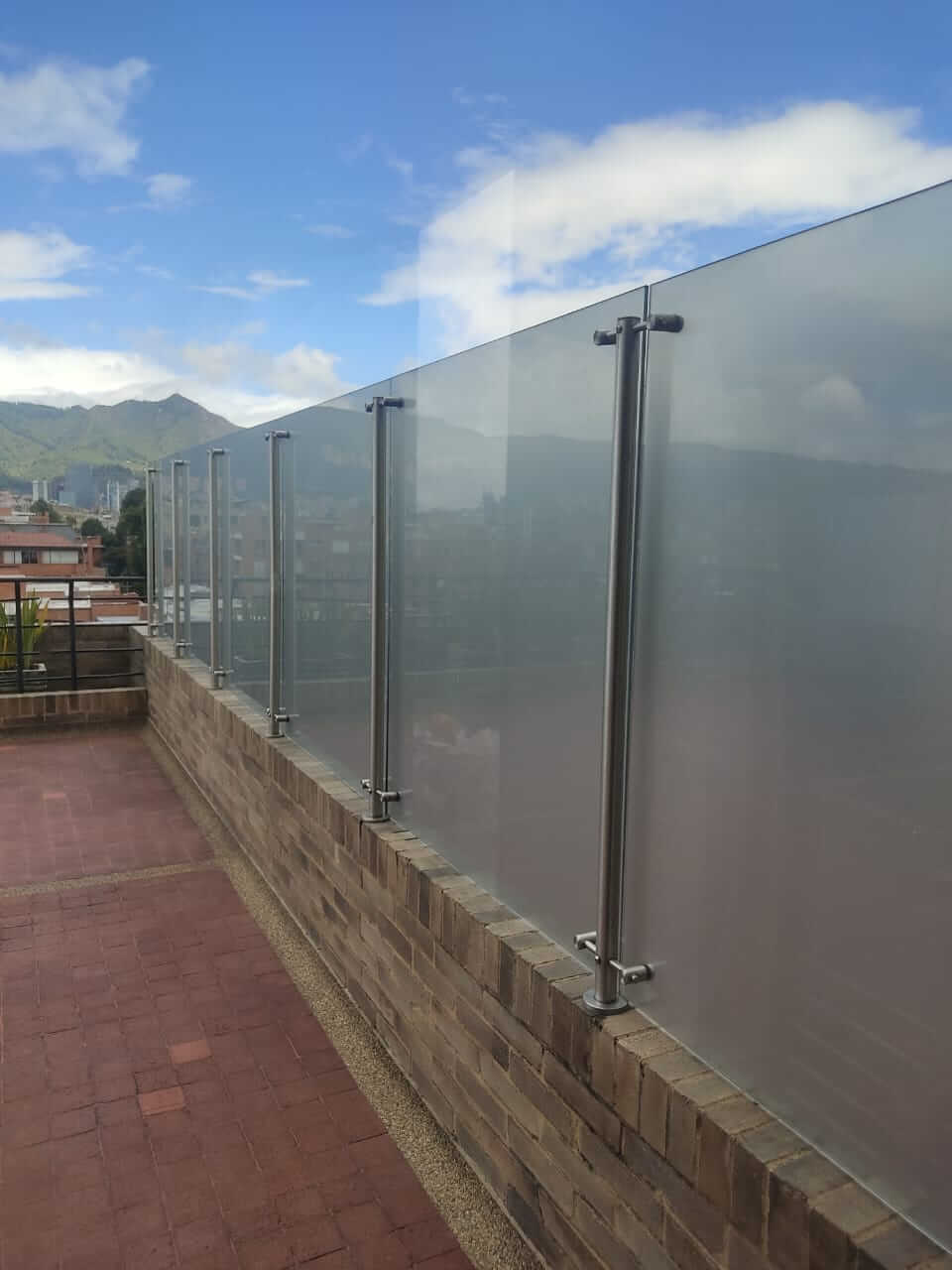 instalación de vidrios y estructuras en metales en Bogotá